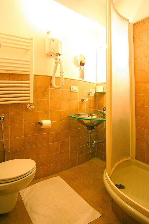 Francamaria Rooms เวอนาซซา ห้อง รูปภาพ